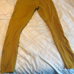 Lululemon’s yellow leggings